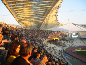Fotballpublikum i aksjon inne på Olympiastadion i Athen i mai 2006. 