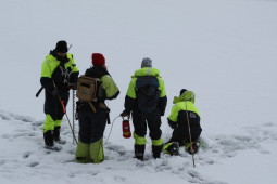 En gruppe UNISstudenter samler inn snøprøver på fjordisen og måler solrefleksjon med et fotospectrometer