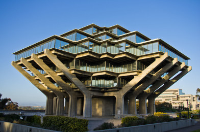 Hovedbiblioteket, Geisel Library, ved UC, San Diego er et spektakulært syn