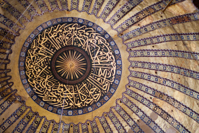 Dekorativ arabisk skrift i taket på kuppel