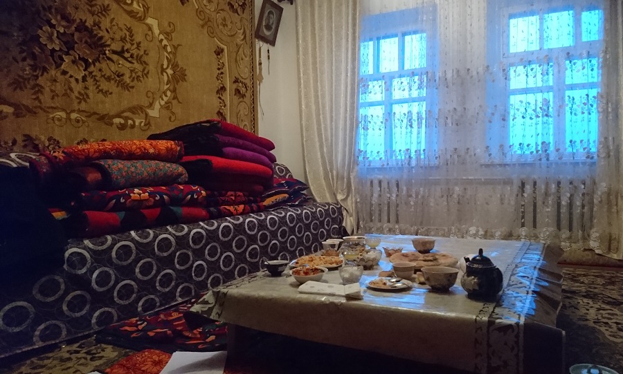 Lunsj i en leilighet i en landsby utenfor Talas, med tradisjonelle retter og sittemåte.